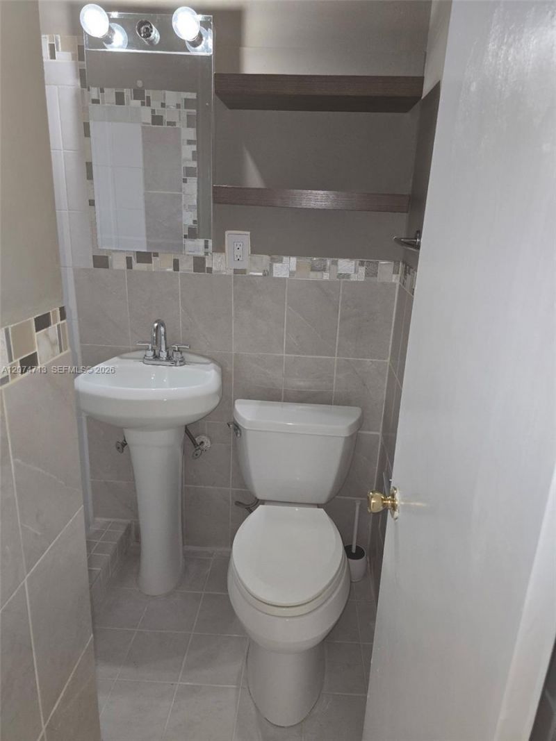 215 30th St, Unit 2, Miami Beach, FL 33140 Photo
