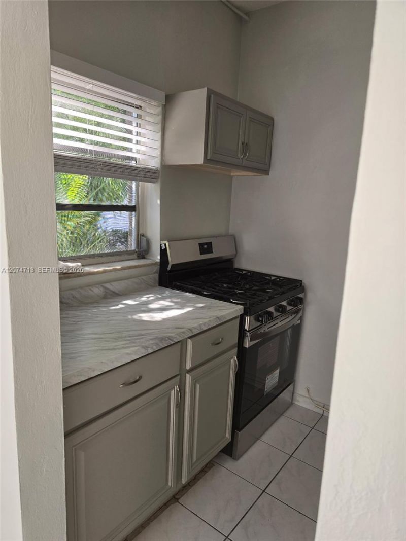 215 30th St, Unit 2, Miami Beach, FL 33140 Photo