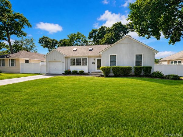 120A Irish Lane , East Islip, NY 11730