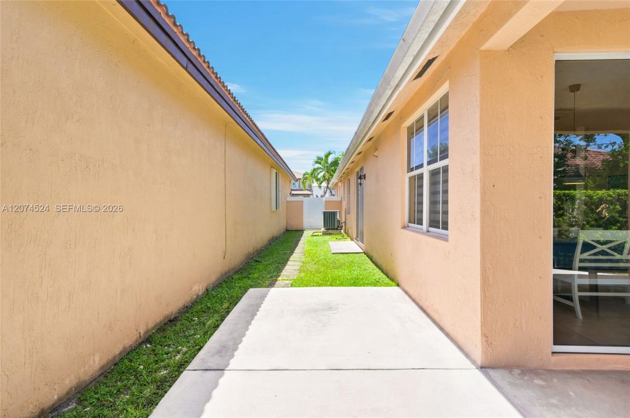 15429 SW 36th Ter , Miami, FL 33185 Photo