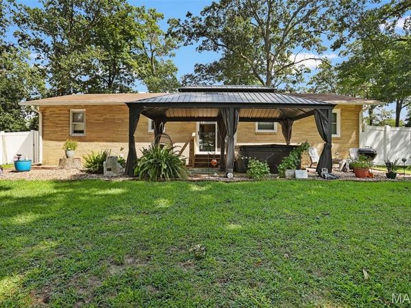 31 Briarwood Drive , Hillsboro, IL 62049