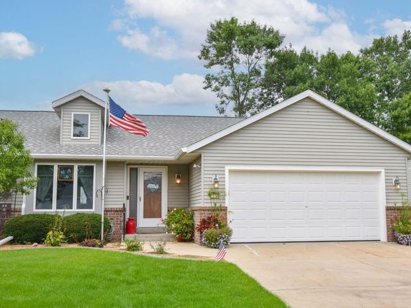 1536 Nature Trl, Hartford, WI 53027