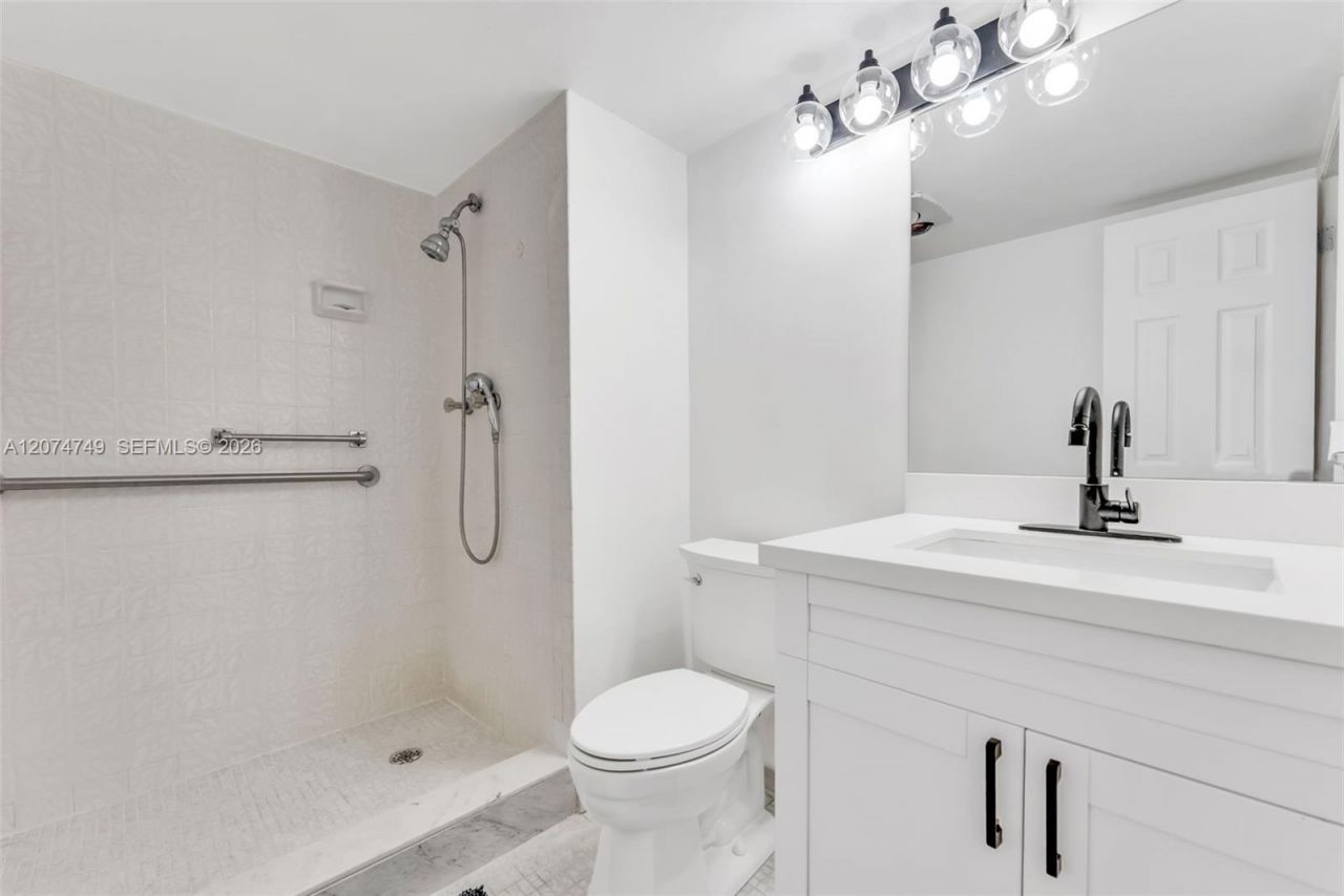 9811 N Hollybrook Lake Dr , Unit 103, Pembroke Pines, FL 33025 Photo
