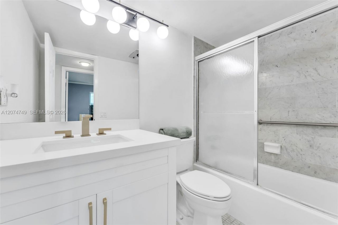 9811 N Hollybrook Lake Dr , Unit 103, Pembroke Pines, FL 33025 Photo