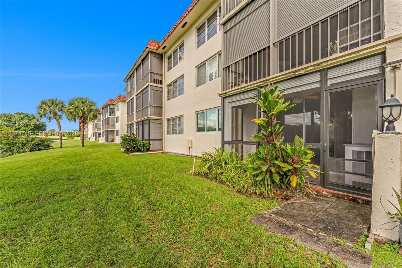 9811 N Hollybrook Lake Dr , Unit 103, Pembroke Pines, FL 33025 Photo