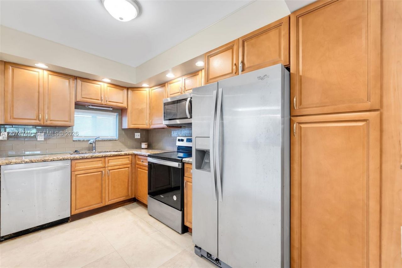 9811 N Hollybrook Lake Dr , Unit 103, Pembroke Pines, FL 33025 Photo