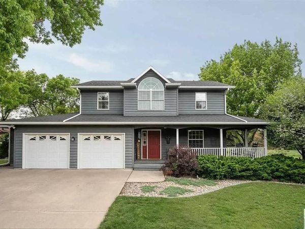 316 Iowa Ave NW, Orange City, IA 51041