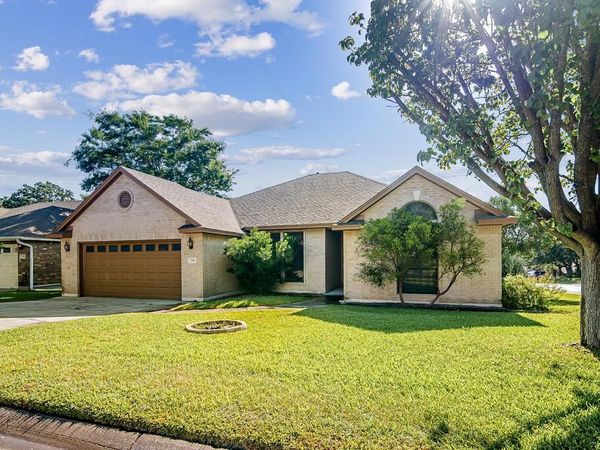 216 Meadow Brook DR, Fredericksburg, TX 78624