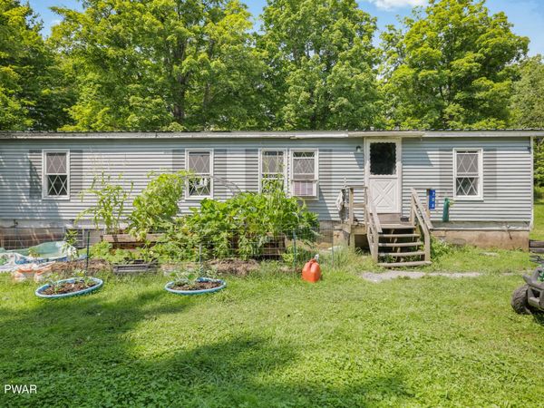 206 Old Schoolhouse Road , Greentown, PA 18426