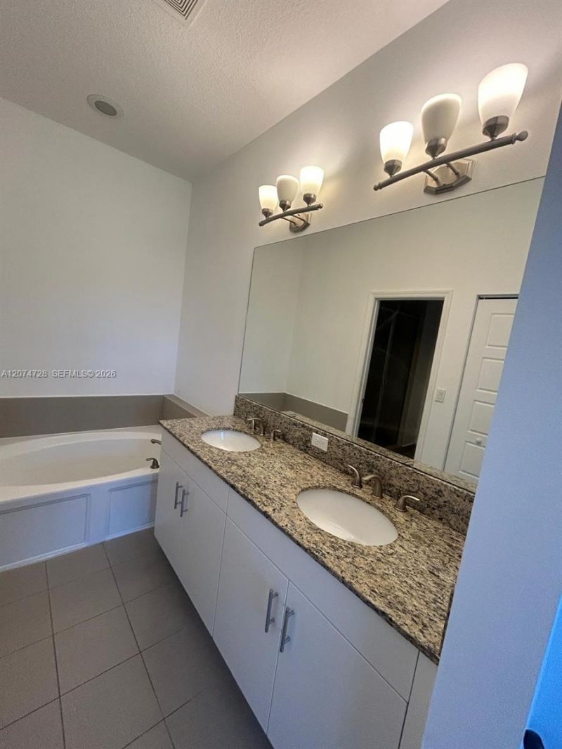 731 NE 193rd St , Unit 731, Miami, FL 33179 Photo