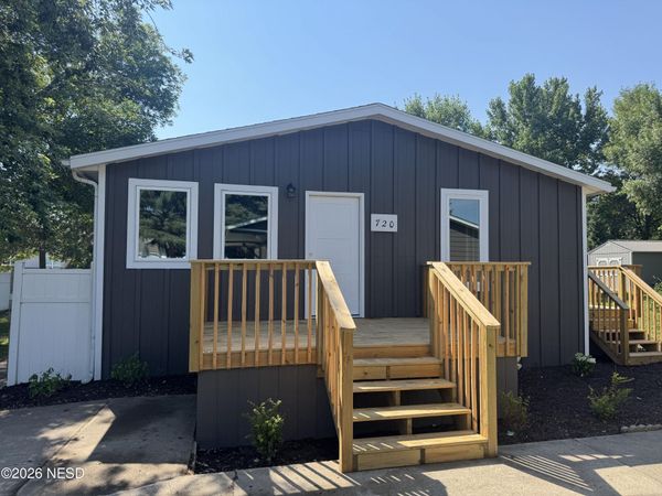 720 6TH AVENUE S, Brookings, SD 57006