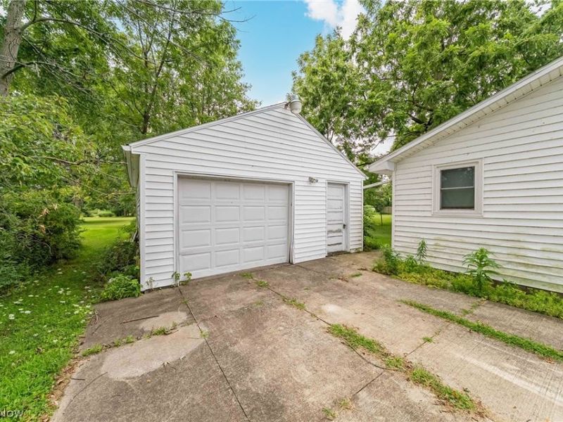649 Sheffield Road, Sheffield Lake, OH 44054 Photo 3