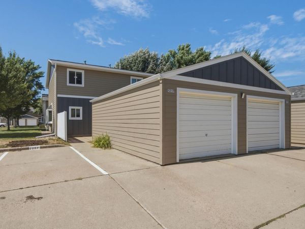 1217 S Newport Pl, Sioux Falls, SD 57106