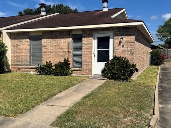 201 Versailles Street, Victoria, TX 77904