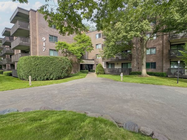 917 Vose Drive , Unit 102, Gurnee, IL 60031