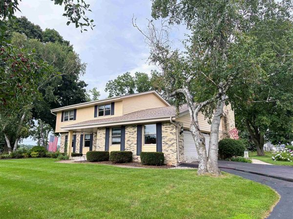 W275 N4880 S Courtland Circle, Pewaukee, WI 53072