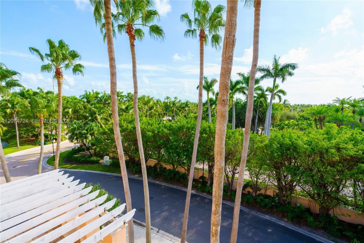 737 Crandon Blvd , Unit PH-1, Key Biscayne, FL 33149 Photo