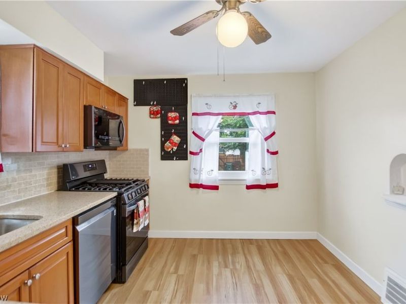 8120 Pelham Drive, Parma, OH 44129 Photo 6
