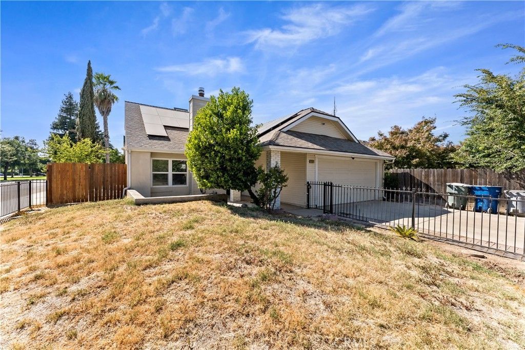 2521 N Selland Avenue, Fresno, CA 93722 Main Photo