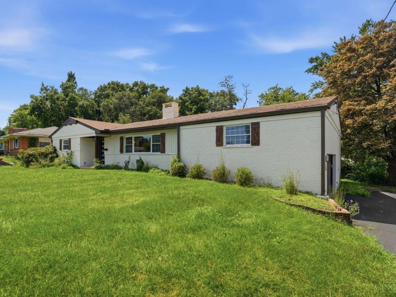 9299 Fidelis Drive, Blue Ash, OH 45242 Photo 2