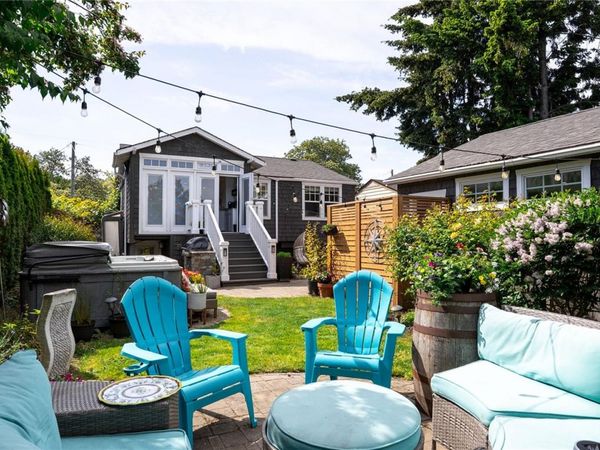 1721 Amphion St , Victoria, BC V8R 4Z8