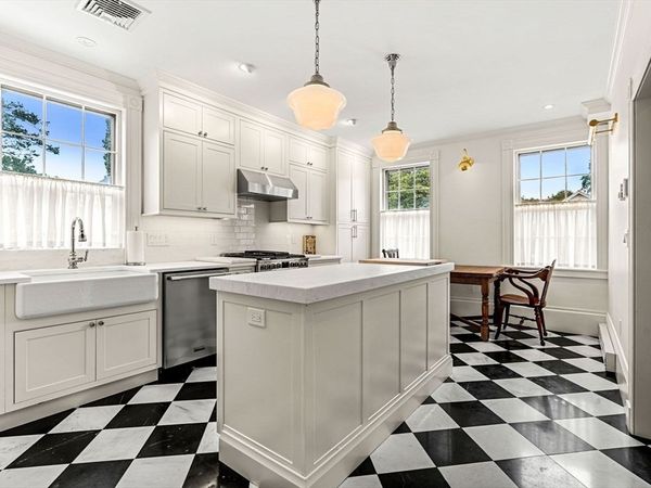 24 Chestnut St, Unit 2, Salem, MA 01970