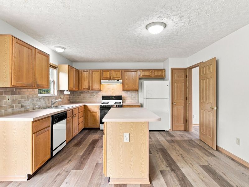 1544 Cottonwood Drive , Lewis Center, OH 43035 Photo 11