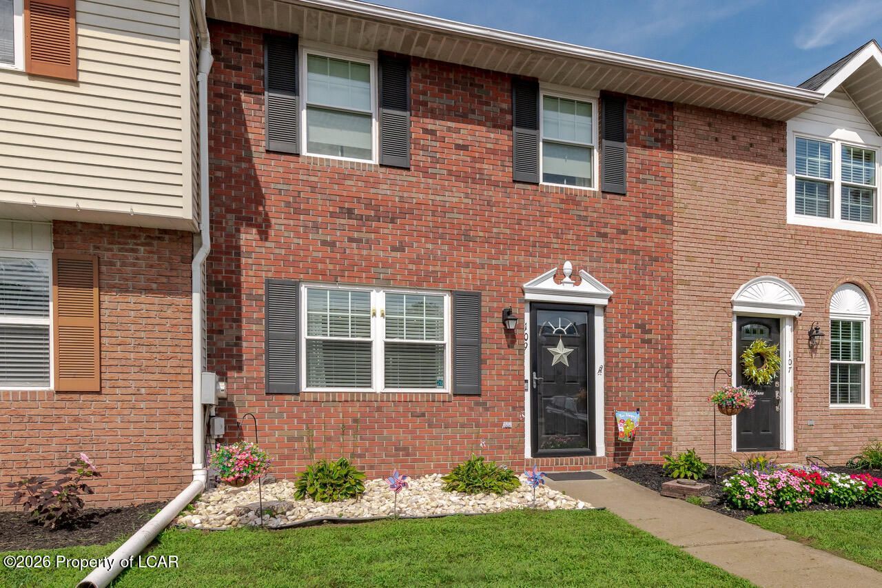 109 Aster Court, Exeter, PA 18643 Main Photo