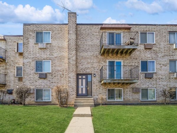 404 Inland Drive, Unit 2B, Wheeling, IL 60090