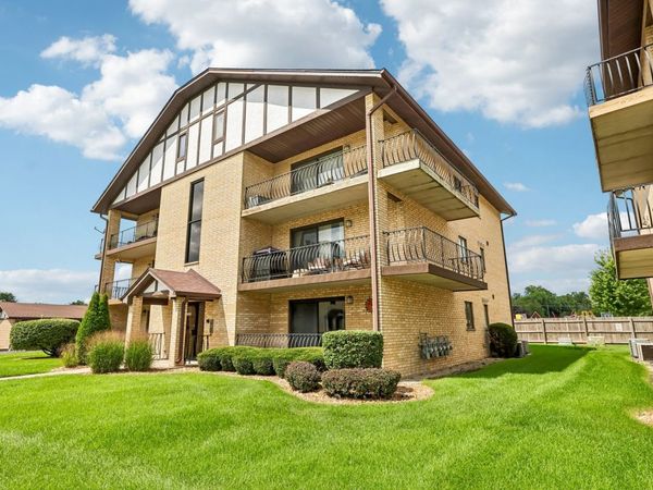 17940 Royal Oak Court, Unit 3W, Tinley Park, IL 60477
