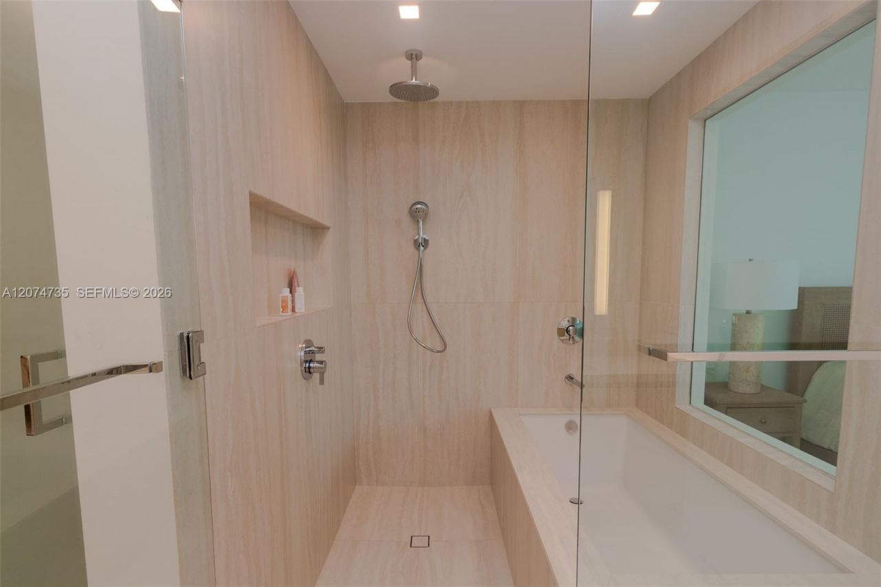 2411 Laguna Circle , Unit 1704, North Miami, FL 33181 Photo