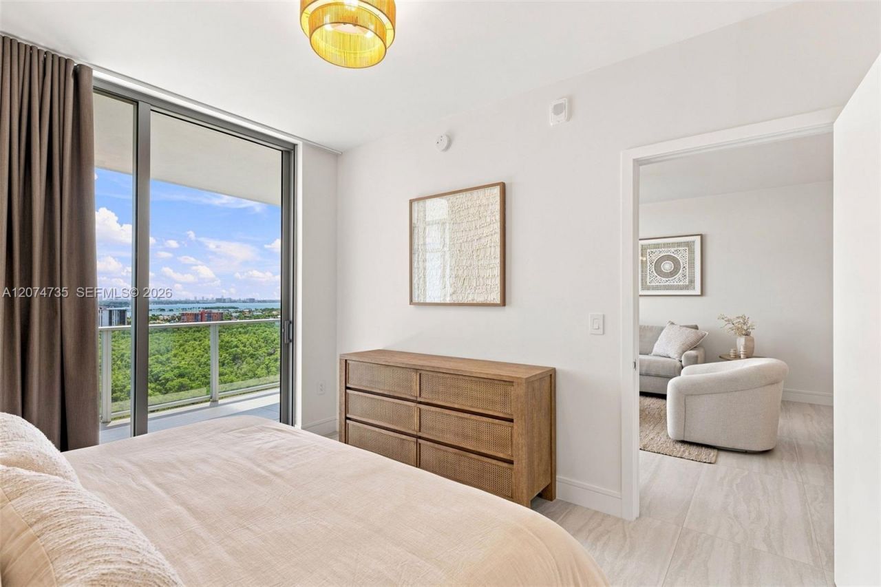 2411 Laguna Circle , Unit 1704, North Miami, FL 33181 Photo