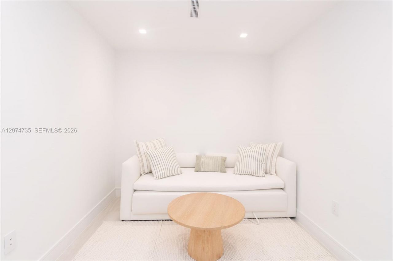 2411 Laguna Circle , Unit 1704, North Miami, FL 33181 Photo