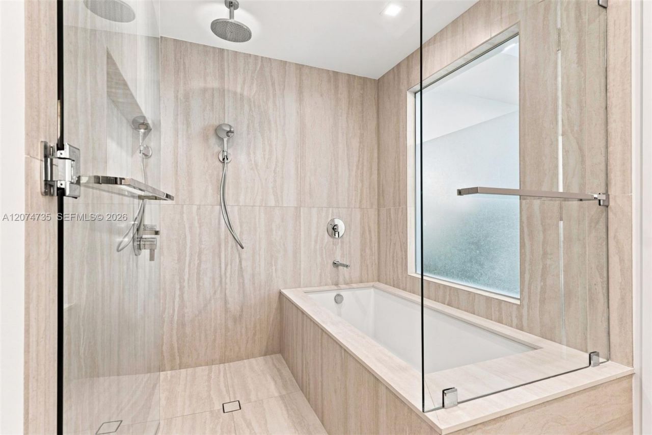 2411 Laguna Circle , Unit 1704, North Miami, FL 33181 Photo