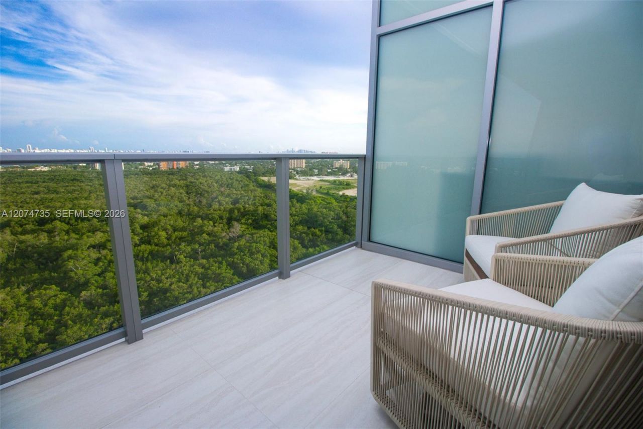 2411 Laguna Circle , Unit 1704, North Miami, FL 33181 Photo