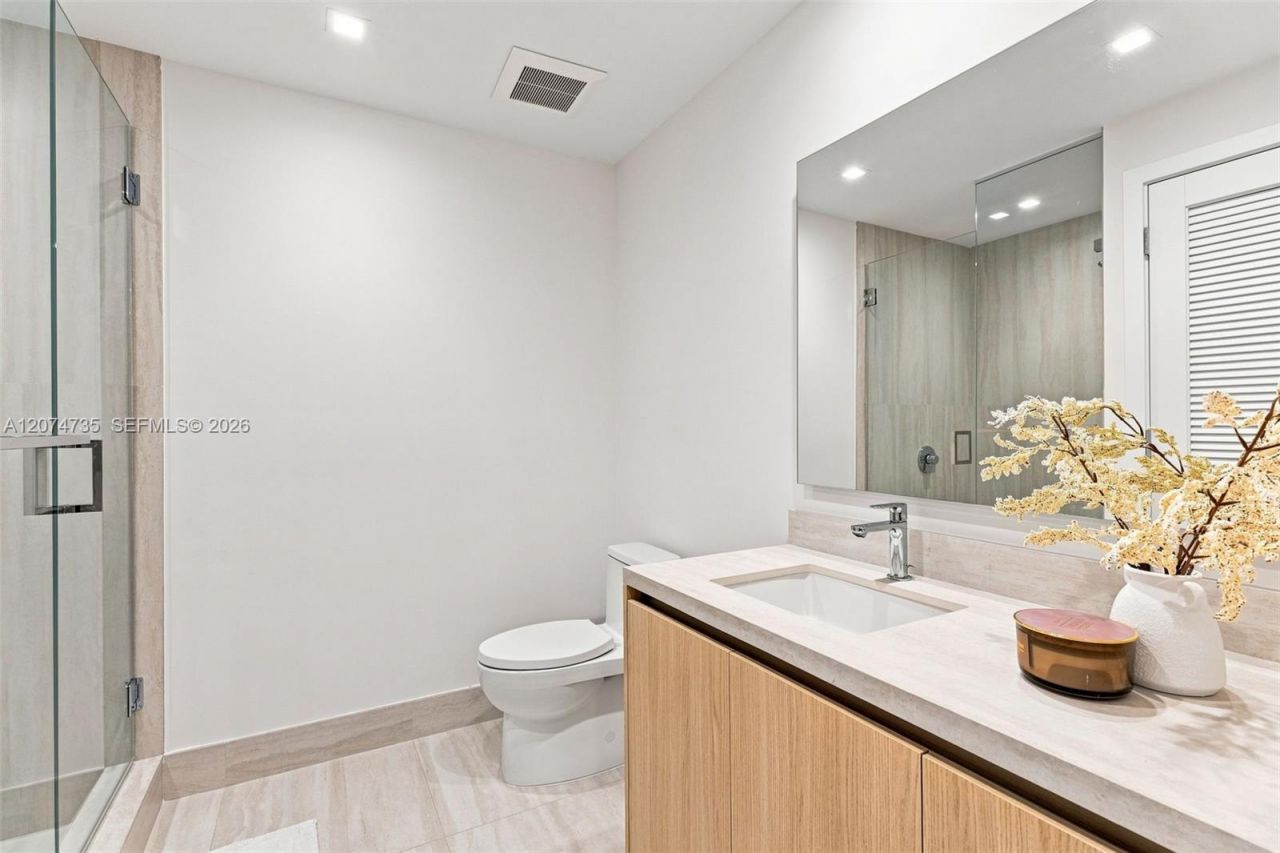 2411 Laguna Circle , Unit 1704, North Miami, FL 33181 Photo
