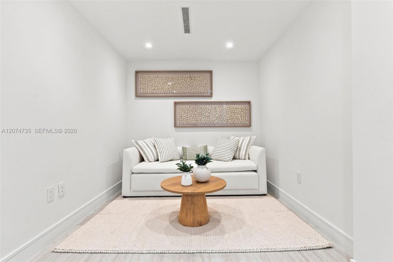 2411 Laguna Circle , Unit 1704, North Miami, FL 33181 Photo