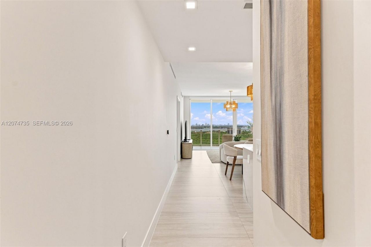 2411 Laguna Circle , Unit 1704, North Miami, FL 33181 Photo