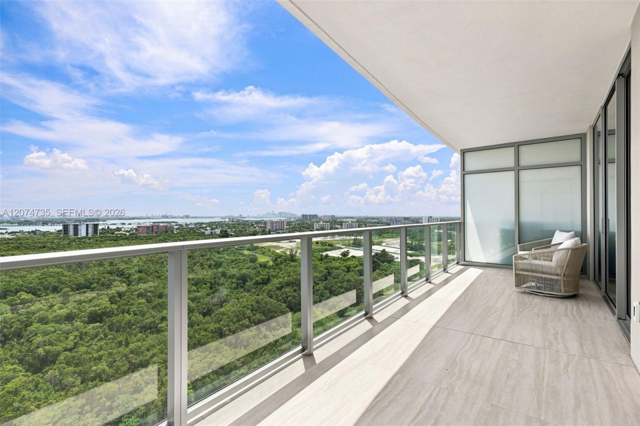 2411 Laguna Circle , Unit 1704, North Miami, FL 33181 Photo