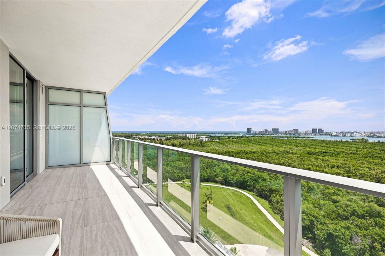 2411 Laguna Circle , Unit 1704, North Miami, FL 33181 Photo