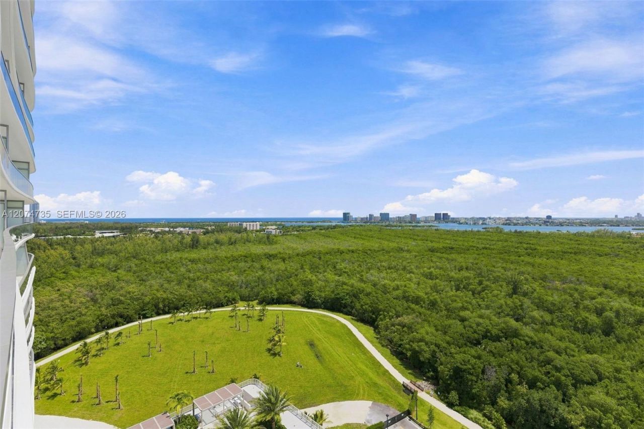 2411 Laguna Circle , Unit 1704, North Miami, FL 33181 Photo