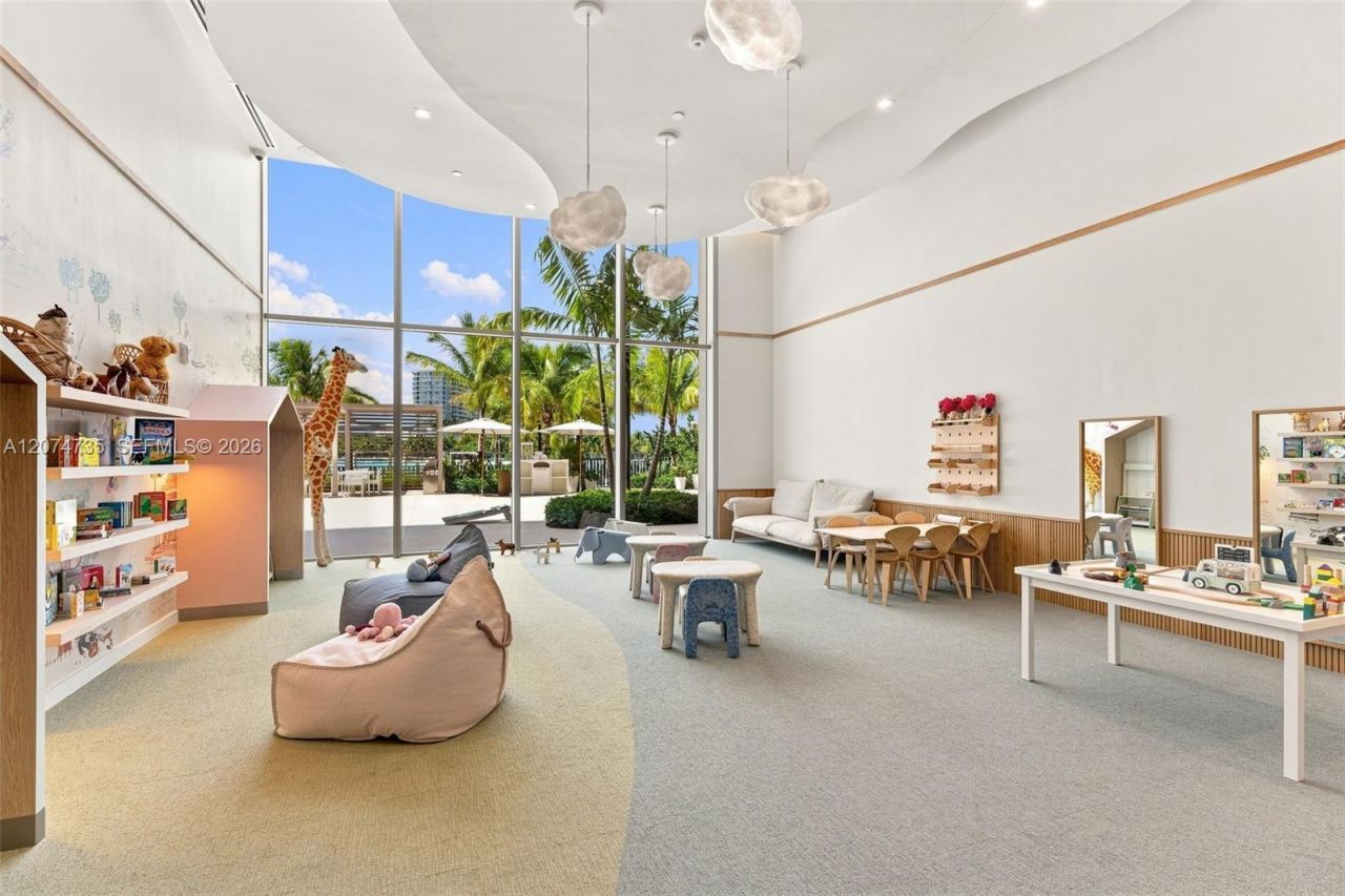 2411 Laguna Circle , Unit 1704, North Miami, FL 33181 Photo