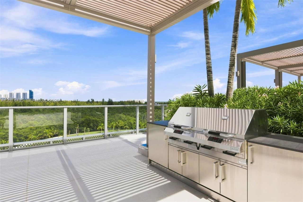 2411 Laguna Circle , Unit 1704, North Miami, FL 33181 Photo