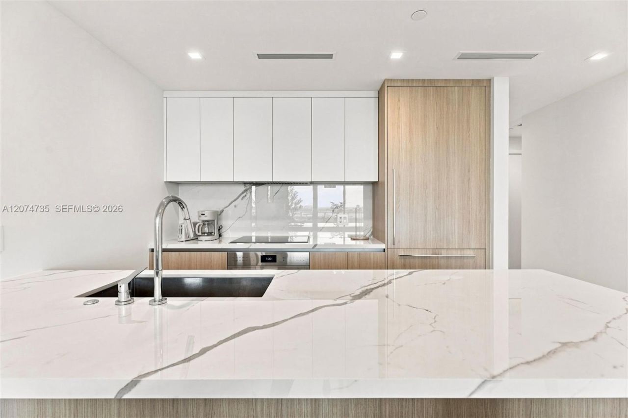 2411 Laguna Circle , Unit 1704, North Miami, FL 33181 Photo