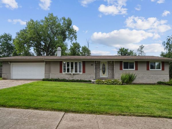 327 38th Avenue N, Clinton, IA 52732