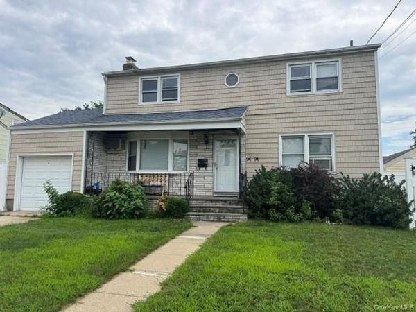74 Crestwood Boulevard , Farmingdale, NY 11735