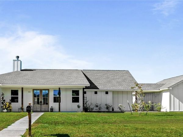 802 Celestial Lane, Edna, TX 77957