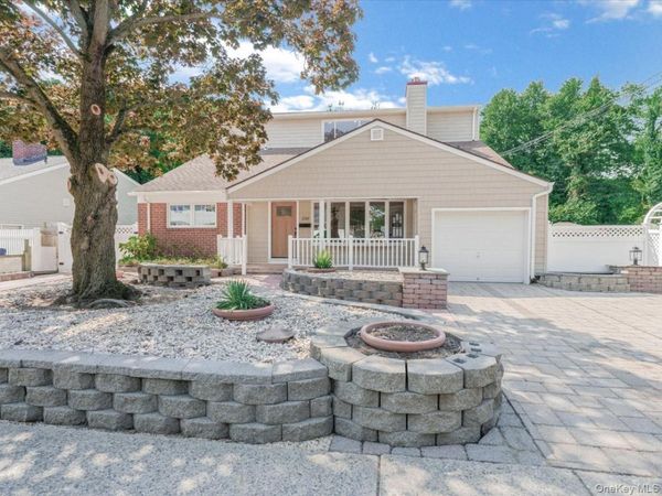 250 Lakeshore Boulevard , Massapequa Park, NY 11762