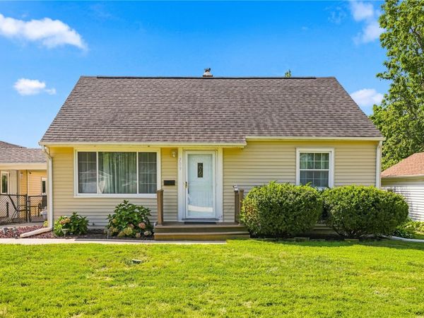 709 37th ST NE, Cedar Rapids, IA 52402