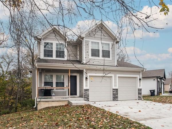 2202 N Woodsbury Road, Independence, MO 64058